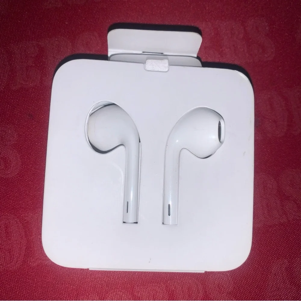 Apple White Wired Earbuds with Lightning Connector